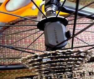 מד מהירות לאופנים של חברת GARMIN